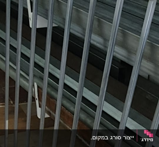 מעקה מתכת על רצפת עץ